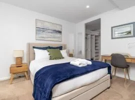 Modern 2BR Apartment in the Heart of the City - Hosted by Canstay