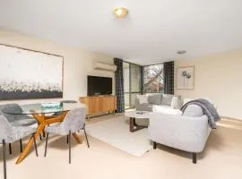 Howitt Place Apt minutes to Parliamentary Triangle - Hosted by Canstay
