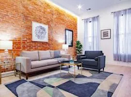 Vibrant 2-BR Luxe Flat Adjacent Eastern Market Walk to METRO Barracks Row Capitol Hill