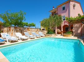 Ferienhaus mit Privatpool für 9 Personen ca 150 qm in Peroj, Istrien Istrische Riviera, hotel v destinaci Mednjan