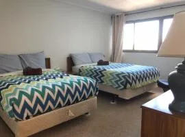 2 Blocks to Beach, Lovely Home for 8