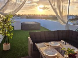 Skyview Apartment- Rooftop Penthouse with Sunset & Sea Views, hotel s jacuzzi v destinaci Flic-en-Flac