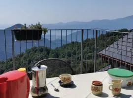Baita Michele con Terrazzo e bellissima Vista Lago x 4 Persone