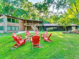 Family-Friendly Riverfront Manor on the Little Red