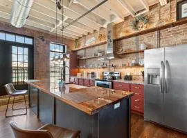 Downtown Urban Loft above Restaurant #7