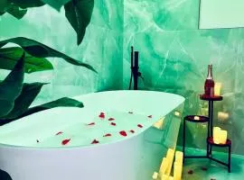 Luxurious Apartment - Seaside - Spa Bath - WiFi - AC