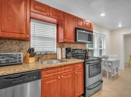 Renovated Grove Bungalow -near Coconut Grove
