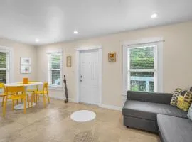 Renovated Grove Bungalow -near Coconut Grove