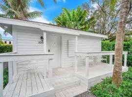 Renovated Grove Bungalow -near Coconut Grove