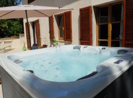 Villa Calma con idromassaggio e giardino vicino Saturnia, hotel in Montemerano