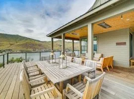 Hot Tub and Lake Views Lake Chelan Lookout Home!