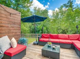 Convenient Bryan Townhome with Patio Less Than 3 Mi to AandM!, hotel in Bryan