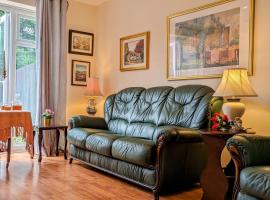 Sherlock's House -Moray Entire house Two bedroom 5 beds Private free parking & WiFi Flat TV Garden Shops, ξενοδοχείο σε Church Gresley