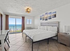 Ocean View Hotel Room with Balcony- King Bed #25, hotel in Fort Pierce