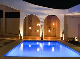 Roka Hotel Boutique，博阿維斯塔的有停車位的飯店