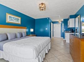 Ocean View Hotel Room with Balcony- King Bed #21, hotel in Fort Pierce