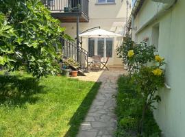 Maison cosy climatisée avec jardin, hotel in Aulnay-sous-Bois