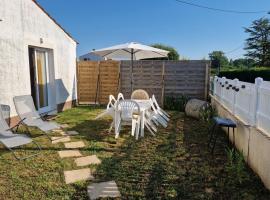 Belle petite maison neuve avec jardin privatif, hotel in Longeville-sur-Mer