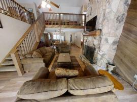 Lucky River Retreat - WiFi - On the River - Fireplace - Grill - Washer - Dryer: Red River şehrinde bir otel