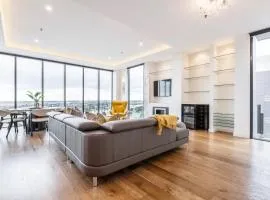 Opulent & Spacious Condo Overlooking Albert Park
