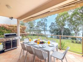 Danalene, 44a Danalene Pde - stunning waterfront property with Air Con, WI-FI, Double Lock Up Garage & Boat Parking, hotel v destinaci Corlette