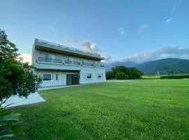 田裡面民宿
