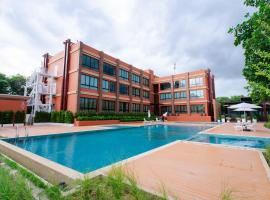 โรงแรมกัญธิญา การ์เด้น Kanthiya garden hotel，Ban Si Muang Mai的附設泳池的飯店