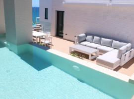 Luxury penthouse with private pool, hotel v destinaci El Campello