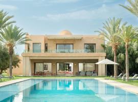 Adnaa - Modern Villa with 2 pools, sauna, hammam, tennis court & home cinema, ξενοδοχείο σε Douar Caïd Layadi