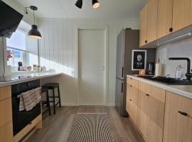 Bright and modern apartment with beautiful view, hotel in Hammerfest