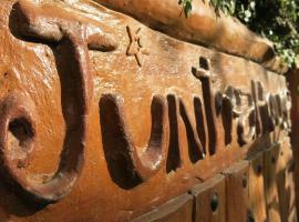 จันทรา รีสอร์ต เอราวัณ Jantra Resort Erawan Kanchanaburi, bed and breakfast i Tha Kradan