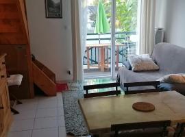 Appartement cosy a Saint Mamet 36 m² Vue montagne, hotel u gradu Saint-Mamet