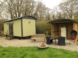 Otter Shepherds Hut, Hotel in Bodmin