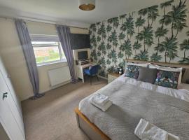 Lovely 5-bed home with free parking and garden, hôtel à Addington