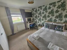 Lovely 5-bed home with free parking and garden