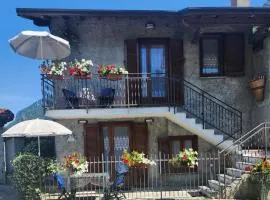 Laura's House, a whole house with a lake view, 5 kilometers from Varenna