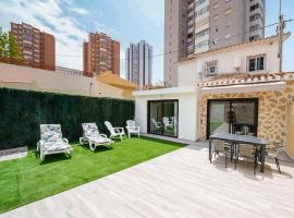 Casa LOMA con terreno privado y parking compartido - a 800m de Playa Poniente, hotel in Benidorm