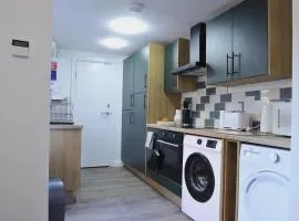 4 berooms 7 beds house in Kettering 2 showers Garden Fast Wi-Fi