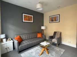 Large 4 Bed Town House - Contactor Gem