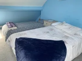 Top of House Double Room with Free Parking in York