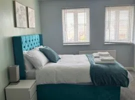 Modern, cosy 4 Bedroom Townhouse Near train, shops & London Access