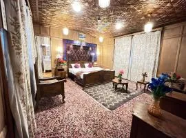 Floating Shanghai Group Of Houseboats