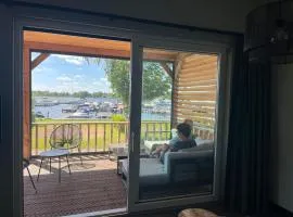 Camping Kleine Belterwijde, Wiede Lodge met uitzicht over het water