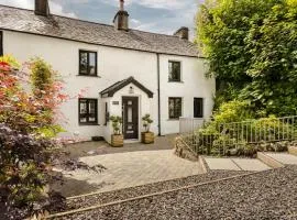 Coronation Family Cottage, Modernised 200-Year-Old Lake District Cottage with Private Hot Tub and Parking