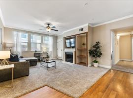 2BR Getaway Pool Gym Basketball Court & Theater Access, hotel in Reno