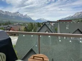 W400 Mountain Surround Top Floor Canmore Vacation