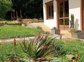 Resort Ai Margini del Bosco nel Basso Monferrato - Piscina Idromassaggio - Free Parking e Free Wifi, hotel en Masio