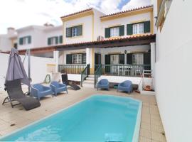 Casa Macau T4 com piscina, hotel v destinaci Pousadas