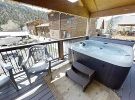 Red River Retreat - WiFi - Hot Tub - Fireplace - Washer - Dryer - Grill