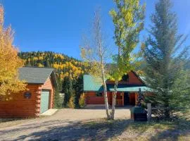 River Chant Lodge - Hot Tub - On The River - WiFi - Satellite - Washer - Dryer - Large Deck - Wood Burning Fireplace - Fire Pit
